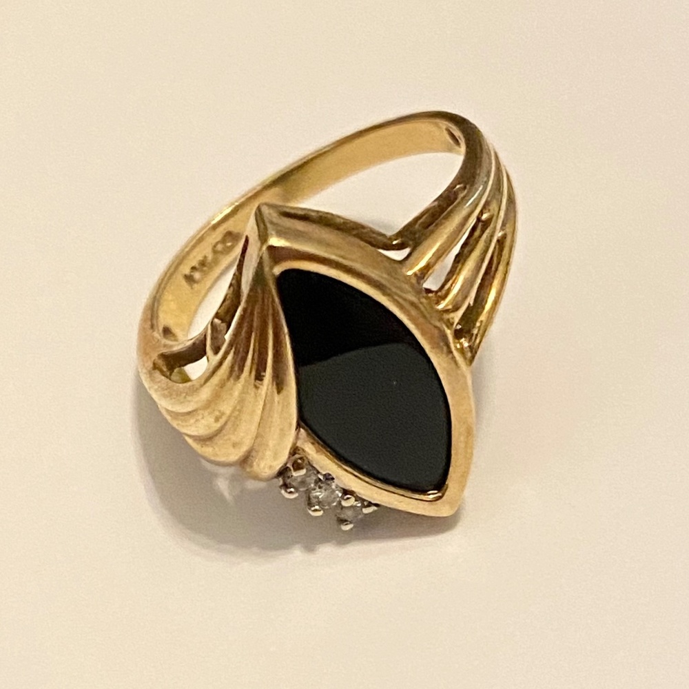 gold ring w/ onyx